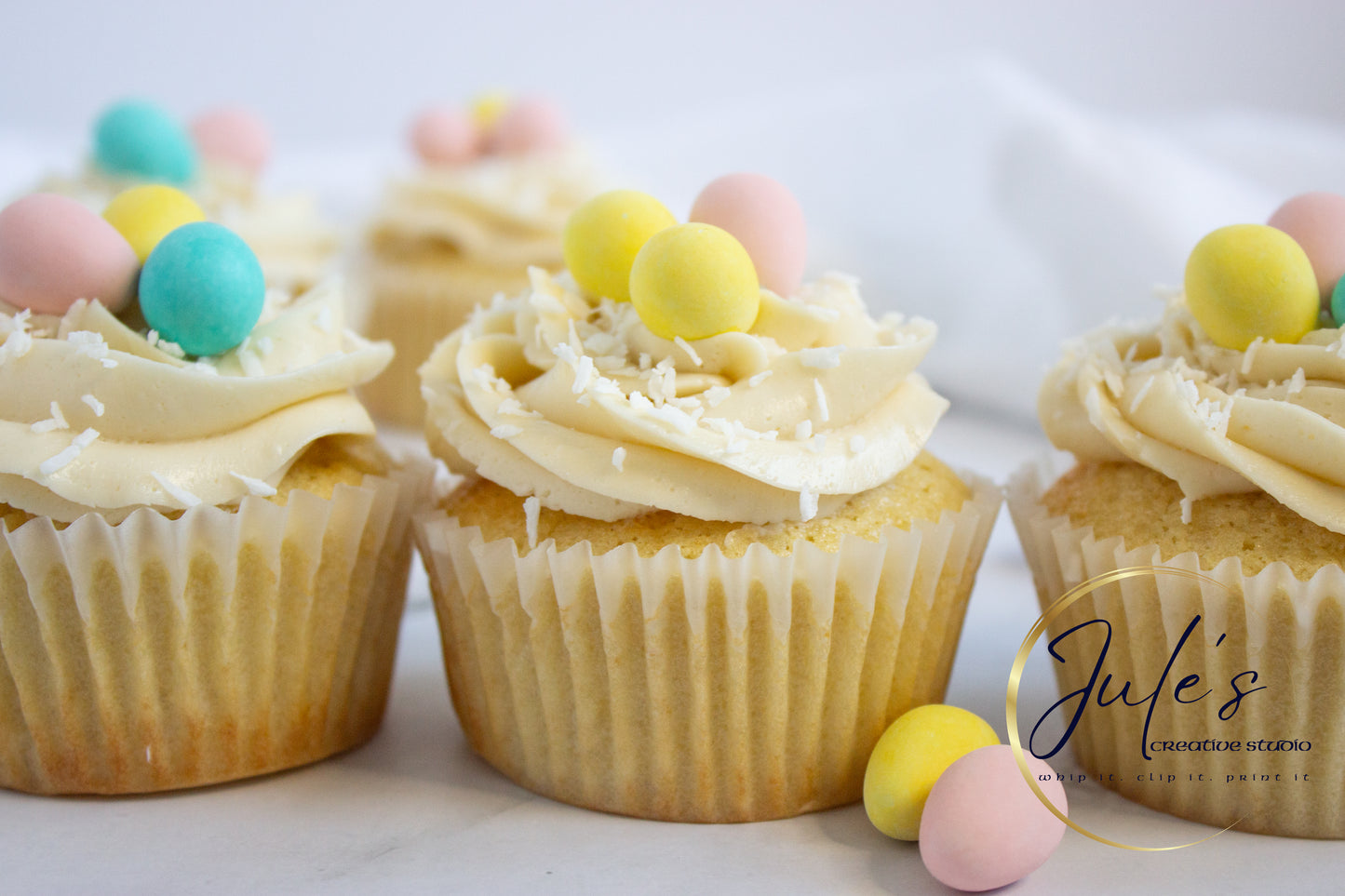 Vanilla Cupcakes with Lemon Curd Filling (Set 1)